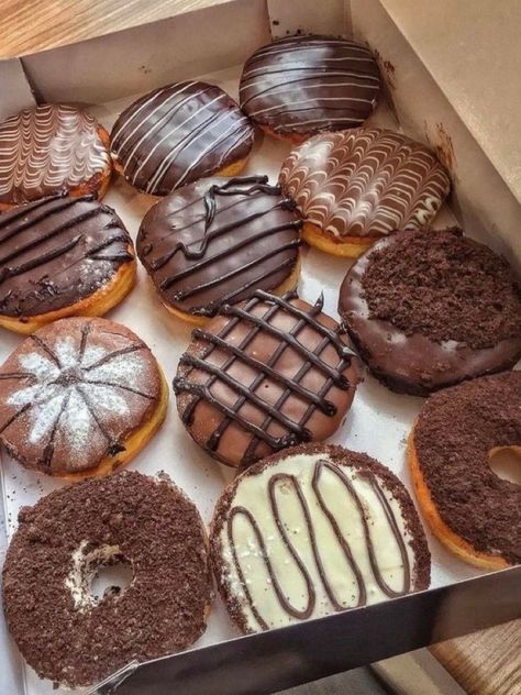 Chocolate Donut Aesthetic, Doughnuts Aesthetic, Donat Aesthetic, Kawa Starbucks, Donuts Photography, Donut Photography, Donut Aesthetic, Donuts Aesthetic, Chocolate Doughnut