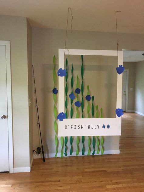 DIY - Fishing Themed Photo Booth Fishing Birthday Party Boys, Fishing Party Decorations, Fishing Baby Shower Theme, Fishing Baby Shower, Birthday Decors, Fishing Themed Birthday Party, Baby Shower Fishing, Surf Birthday, Fishing Baby