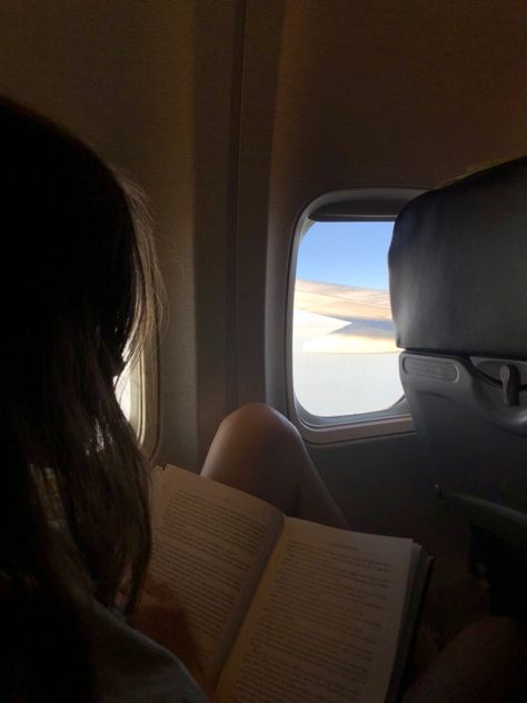 Flight Aesthetic, Airport Reading, Plane Pictures, Plane Aesthetic, Plane Flight, Plane Window, Aesthetic Poses, Semester Abroad, Girl Reading Book