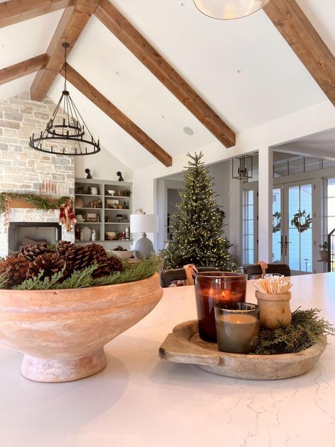 Spanish House Christmas Decor, Rustic Luxe Christmas, Modern French Christmas Decor, Alpine Christmas Decor, Spanish Christmas Decorations, Spanish Christmas Decor, French Christmas Decor, 2025 Christmas, French Country Christmas