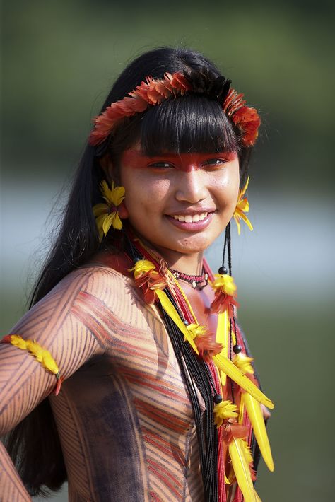 29 de Outubro de 2015 - JMPI 2015 - Sessão Fotográfica com as indígenas que desfilaram no Cunha Porã beleza Internacional. Na foto Indígena Gavião . Foto: Roberto Castro/ME.. Wild Woman, American Beauty, People Of The World, World Cultures, American Women, People Around The World, Headdress, Beautiful World, South America