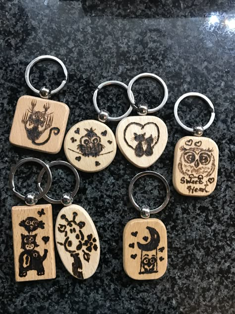 Woodburning Keychain Ideas, Wood Burned Keychain Ideas, Wood Burning Keychain, Free Stencils Printables Templates, Free Stencils Printables, Paracord Bracelet Tutorial, Keychain Craft, Wood Slice Art, Wood Burning Ideas