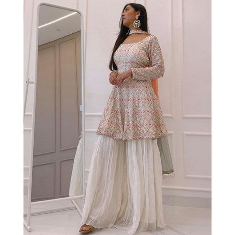 This palazzo pant suit design has a touch of traditional Rajasthani print in pastel over its white body, making it look just flattering. Mirror Latkan, Plazo Designs Latest Style, Plazo Designs Latest, Umbrella Plazo, Plazo Suit Design Latest, Georgette Plazo, Latkan Lace, Plazo Suit Design, Plazo Designs