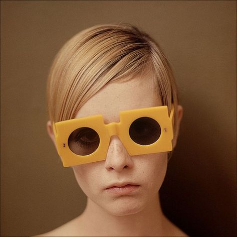 Twiggy glasses yellow Twiggy 1960s, Twiggy 60s, 60s Fashion Trends, Colleen Corby, Herbert List, Twiggy Fashion, Pattie Boyd, Jean Shrimpton, Kiko Mizuhara