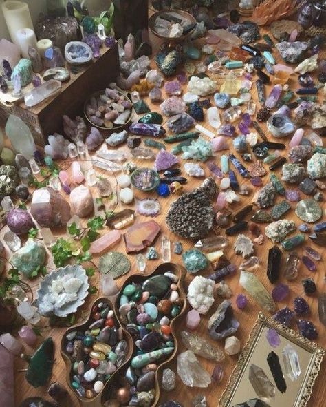 Hob Goblin, Crystal Room, Crystal Vibes, Pinterest Contest, Crystal Aesthetic, Crystal Box, Hippie Life, Spiritual Crystals, Pretty Rocks