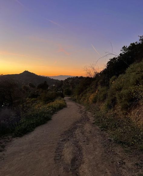 (@emmaleger) Hikes In Los Angeles, La Aesthetic, Los Angeles Aesthetic, La Life, Passport Online, Emma Rose, Hiking Aesthetic, Beautiful Sunset, Summer Aesthetic