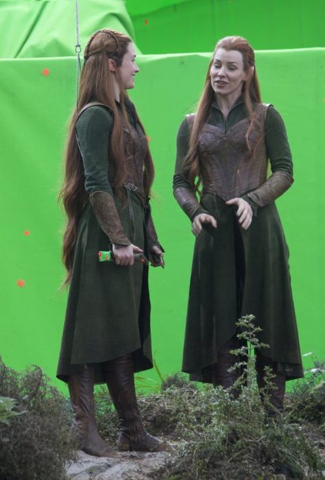 Actress Evangeline Lilly with her Tauriel stunt double Ingrid Kleinig Tauriel Aesthetic, Elvish Cosplay, Lord Of The Rings Elves, On Set Behind The Scenes, Tauriel Hobbit, Set Behind The Scenes, Fantasy Fits, Hobbit Costume, Legolas And Tauriel