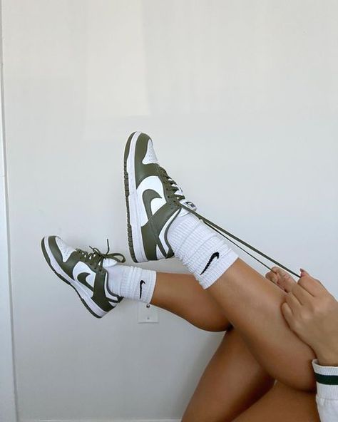 Nike Dunks Aesthetic, Dunks Aesthetic, Nike Dunk Low Outfit Woman, Dunk Low Outfit Women, Nike Dunk Low Outfit, Stylish Mom Outfits, Outfit Generator, Spanish Outfits, Clothing Apps