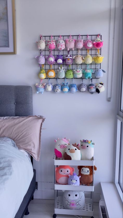 Mini Squishmallows Storage, Squishmallow Bedroom Aesthetic, Squishmallow Set Up, Plushies Collection Room, Squshmellow Collection Aesthetic, Squishmallow Room Ideas, Squishmallows Bedroom, Squishmallow Bedroom, Squishmallow Room