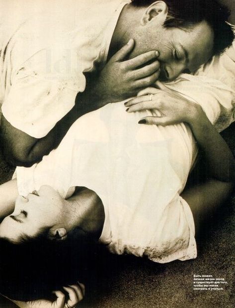 Bruce Willis and Demi Moore Photographed by Annie Leibovitz for the Vanity Fair May 1988 issue. Victoria And David, Back To The 90s, Celebrity Couple, Kim Kardashian And Kanye, Annie Leibovitz, Mel Gibson, Demi Moore, Famous Couples, Bruce Willis