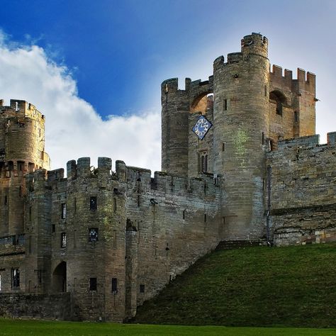 Warwick Castle England, Warwick England, Camelot Castle, Warwick Castle, Castles In England, Ancient Buildings, Castle Ruins, English History, Medieval Castle