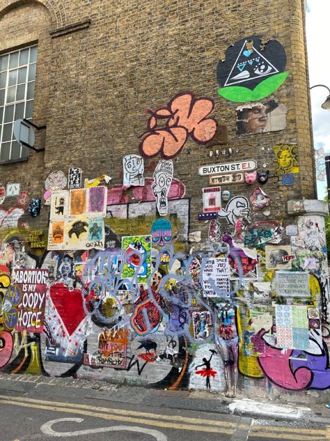 ✅CLICK THE LINK!⬆️ Discover the coolest neighborhood in London, Brick Lane! Home to street art, vintage shops, and amazing food. #london #bricklane , #Posters_On_Street_Walls #Old_Graffiti_Wall #Wall_Decor_Street_Style #London_Graffiti_Aesthetic Posters On Street Walls, London Graffiti Aesthetic, Urban London Aesthetic, Graffiti On Wall Street Artists, Street Art Prints, Street Posters Aesthetic, Street Art Nyc, Street Poster Wall, City Graffiti Aesthetic