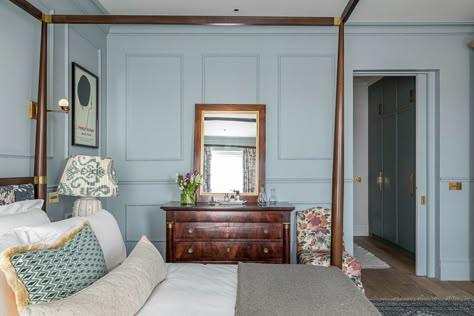 A Blend Of British and Californian Style In A London Townhouse — THE NORDROOM Green Kitchen Inspiration, Blue And White Wallpaper, Sports Media, London Townhouse, Built In Bookcase, Dining Nook, Blue Rooms, Guest Bed, Blue Bedroom