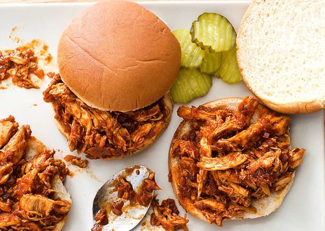 Slow cooker summer recipes Tangy Pulled Chicken, Sweet And Tangy Chicken, Pulled Chicken Recipe, Bone In Chicken, Homemade Barbecue Sauce, Winter Dishes, America's Test Kitchen Recipes, Healthy Slow Cooker, Pulled Chicken