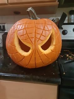 Spiderman Pumpkin Carving, Spiderman Pumpkin, Halloween Pumpkin Painting Ideas, Halloween Pumpkin Painting, Painted Pumpkin Ideas, Cute Pumpkin Carving, Pumpkin Carver, Traditional Halloween, No Carve Pumpkin Decorating