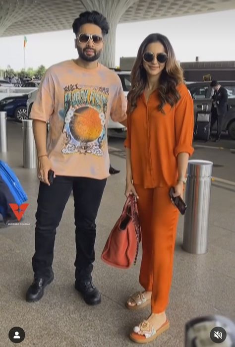 Indian Airport Look, Relax Outfit, Casual Weekend Style, Tops Outfit, Modest Casual, Co Ords Outfits, Modest Casual Outfits, Celebrity Casual Outfits, Airport Look