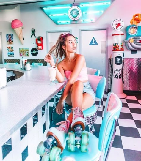 Roller Skating Pictures, Creepy Aesthetic, Skating Pictures, Retro Photoshoot, Roller Skating Outfits, Photoshoot Vintage, Retro Roller Skates, Roller Disco, Roller Skaters