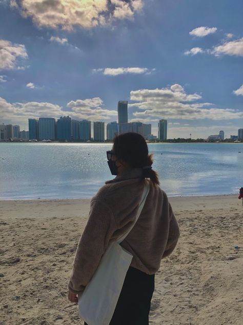 winter beach ootd outfit teddy bear sweater tote bag sunny day #ootd #ootdfashion #outfitoftheday #outfitideas #beachaesthetic beach aesthetic #beach #beachday pic inspo ig story Outfits At The Beach, Beach Winter, Teddy Bear Sweater, Beach Ootd, Winter Beach, Bear Sweater, Aesthetic Beach, Beach Aesthetic, Ootd Outfit