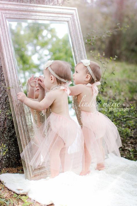 Twins smash cake. First birthday! Twin First Birthday Pictures, 1st Birthday Photoshoot For Twins, 1st Birthday Photoshoot Twins, One Year Twins Birthday, First Birthday Twins Photoshoot, Twin 1st Birthday Photoshoot, Twin 1 Year Photoshoot, Twin Smash Cake Pictures, Twin Girl 1st Birthday Themes