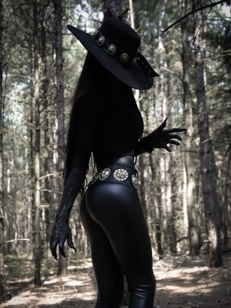 Goth Cowgirl Outfit, Emo Cowgirl, Gothic Fashion Women, Toxic Vision, Goth Women, Goth Beauty, Black Leather Pants, Gothic Beauty, Gothic Girls