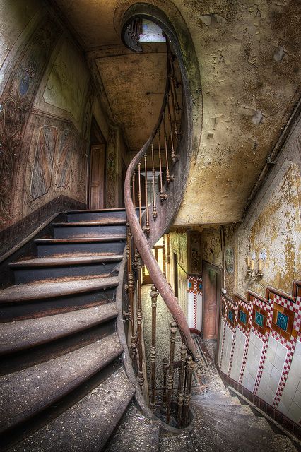 Heinen farm, Luxembourg Creepy Staircase, Dark Staircase, Beautiful Disaster, Abandoned Mansions, Stairway To Heaven, Spiral Staircase, Dark Photography, Abandoned Buildings, Staircase Design