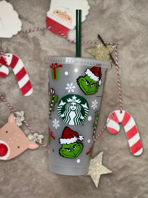 Christmas Cold Cups, Grinch Starbucks Cup, Christmas Starbucks Cups, Grinch Cups, Starbucks Crafts, Copo Starbucks, Starbucks Christmas Cups, Grinch Stuff, Starbucks Cup Art