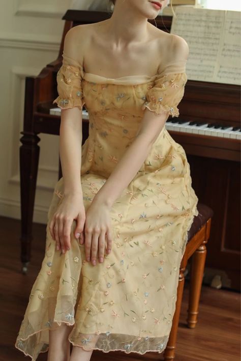 A woman wearing an elegant yellow off-shoulder dress with floral embroidery and a vintage floral pattern, ideal for a summer outfit. Women French Style, Vintage Summer Outfits, Model Clothes, French Women Style, Mori Kei, Dress Closet, Model Outfits, Dress Aesthetic, Vintage Inspired Outfits