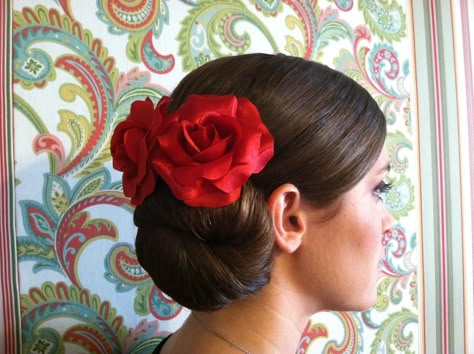 Sleek side bun. Sleek Side Bun, Traditional Spanish Hairstyles, Flamenco Hair, Flamenco Hairstyle Spanish, Mexican Hairdo With Flowers, Ballet Folklorico Hair, Spanish Hairstyles, Mexican Hairstyles, Side Bun Hairstyles