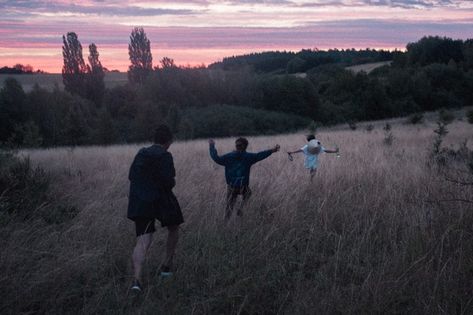 Teenager Aesthetic, Night Photography Portrait, Nights Aesthetic, Aesthetic Friendship, Summer Vibes Adventure, Summer Vibes Friends, Friendship Photography, Photography Settings, Soft Grunge Aesthetic