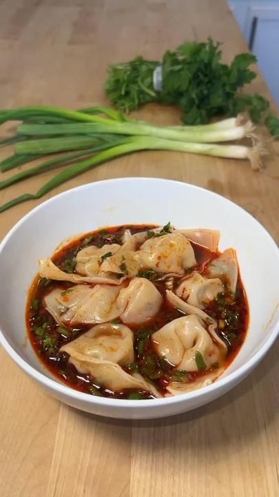 Wontons Soup, Chicken Ginger, Asian Soup Recipes, Homemade Chinese Food, Soup Dumplings, Wonton Recipes, Chinese Cooking Recipes, Tasty Recipes Videos, Quick Recipes Snacks