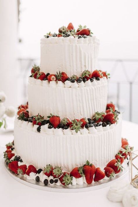 Wedding Cake with fresh berries Italian Wedding Reception, Italian Wedding Cake, Rustic Italian Wedding, Fruit Wedding Cake, Fruit Cake Recipes, Italian Wedding Cakes, Fruit Wedding, Brides Cake, Purple Wedding Cakes