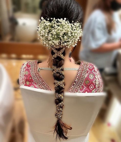 Bridal Flowers For Hair Indian, North Indian Bridal Hairstyles, Indian Bridal Hair Flowers Braid Hairstyles, Flower For Hair Wedding Indian, Braid Hairstyles With Flowers Indian, Gajra In Open Hair, Bridal Hair Braid, Hairstyle For Engagement, Bridal Hair With Veil