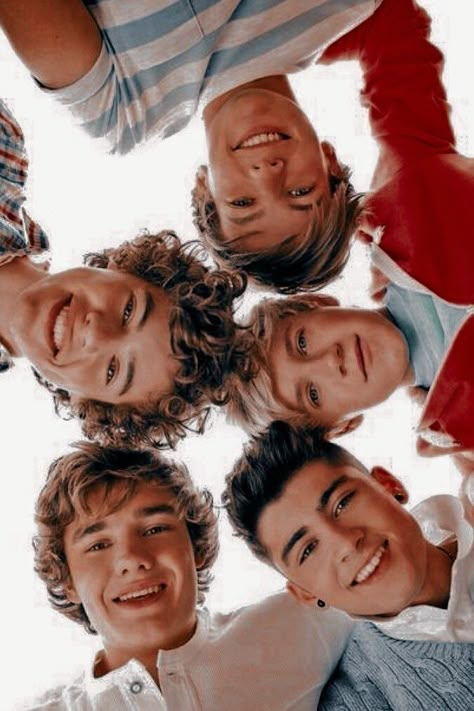 Aesthetic Posters Singers, Cute One Direction Wallpapers, Aesthetic One Direction Pictures, 1 Direction Aesthetic, 1 Direction Wallpapers, 1d Aesthetic Wallpaper, Harry Styles In One Direction, 1d Wallpaper Aesthetic, Boy Band Aesthetic