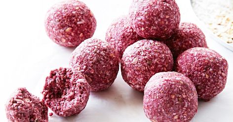 Raspberry smoothie bliss balls Protein Balls Healthy, Energy Ball Recipe, Protein Muffins, Raspberry Smoothie, Bliss Balls, New Fruit, Protein Cookies, Protein Ball, Coconut Recipes