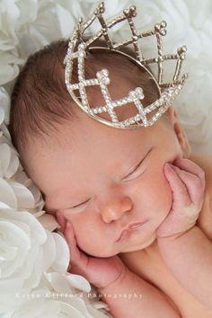 adorable ! So beauti Beautiful Crowns, Foto Newborn, Baby Fotografie, Baby Poses, Foto Baby, Newborn Shoot, Newborn Baby Photography, Newborn Pictures, Diy Baby