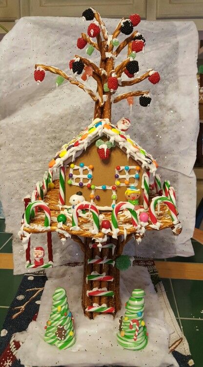 Gingerbread Treehouse Ideas, Tree House Gingerbread House, Treehouse Gingerbread House, Gingerbread Treehouse, Gingerbread Building Ideas, Graham Cracker Gingerbread House, Cardboard Gingerbread House, Gingerbread House Candy, Penguin Cakes