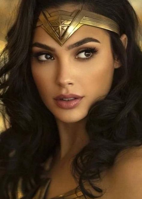 Gal Gadot Wonder Woman Makeup, Black Wonder Woman Costume, Wonder Woman Costume Makeup, Gal Gadot Makeup Looks, Wonder Woman Make Up, Superwoman Makeup, Wonder Woman Makeup Halloween, Wonder Women Makeup, Gal Gadot Makeup