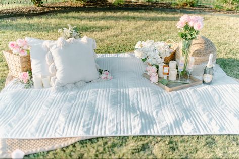 Romantic outdoor proposal set up. Pink and white Picnic Proposal Ideas Parks, Wedding Proposal Ideas Engagement, Picnic Proposal, Outdoor Proposal, Picnic Engagement, Field Wedding, Wedding Proposals, Picnic Set, Open Field