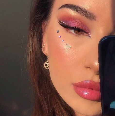 Donni Davy, Clean Makeup Look, Chill Girl, Confetti Tour, Maybelline Color Tattoo, Crystal Makeup, Rhinestone Makeup, Rave Makeup, Smink Inspiration