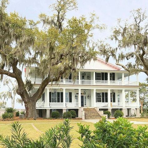 Lowcountry Landscaping, Southern Scenery, Raised Porch, Historical Mansions, Southern Style Homes, Old Southern Homes, Country Scenery, Farmhouse Victorian, Lux Life