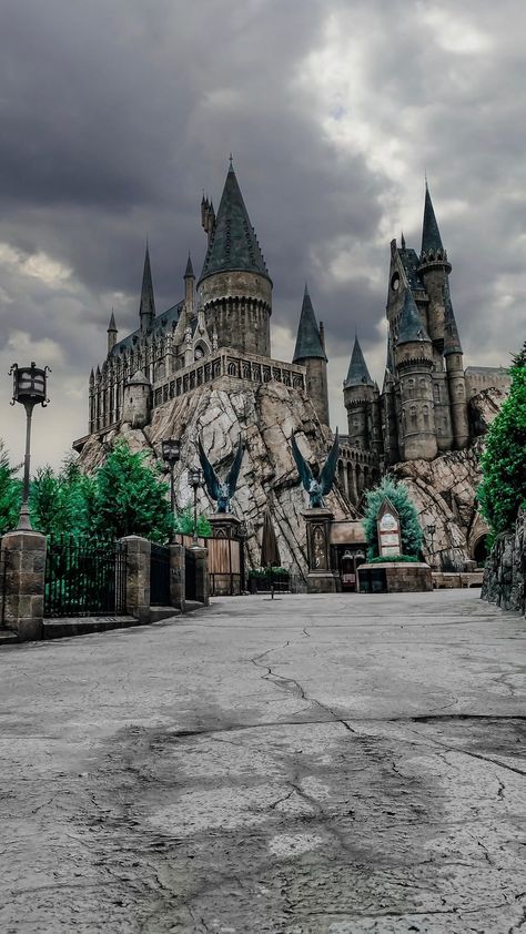 𝙒𝙞𝙯𝙖𝙧𝙙𝙞𝙣𝙜𝙒𝙤𝙧𝙡𝙙 | 𝙃𝙖𝙧𝙧𝙮 𝙋𝙤𝙩𝙩𝙚𝙧 on Instagram: “9 days until we’re back Home at Hogwarts! 🏰✨⚡️ . . Have you already packed for back to Hogwarts?! . . Don’t forget your face masks!😈 . . .…” Universal Studios Rides, Universal Photos, Back To Hogwarts, Universal Islands Of Adventure, Universal Studios Singapore, Dream Reality, Aesthetics Wallpaper, Nintendo World, Holiday 2024