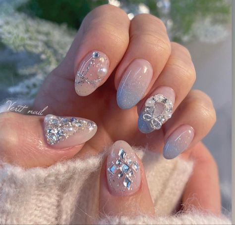 Korean Nail Art Winter, Korean New Year Nails, Asian Christmas Nails, Winter Korean Nails, Winter Nails Korean, Japanese Christmas Nails, Nail Korean Style Christmas, Korean Nail Art Christmas, Christmas Korean Nails