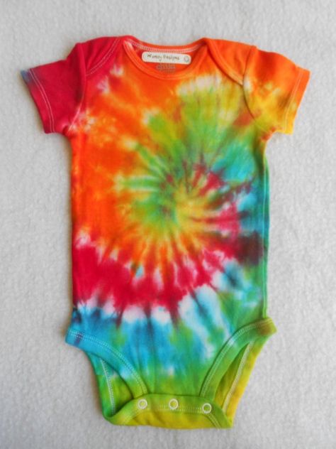 Baby Onesies Diy, Onesie Diy, How To Make A Tie, Tie Dye Onesie, Ty Dye, Make A Tie, Hippie Baby, Tie Dye Crafts, How To Tie Dye