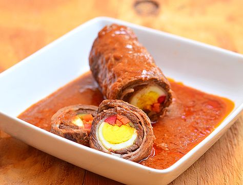 Morcon are Filipino-style roulades consisting of a slice of beef rolled around fillings and then cooked by braising method. Recipe Filipino Food, Beef Mechado, Beef Roulade, Kawaling Pinoy, Roulade Recipe, Beef Roll, Filipino Style, Filipino Dishes, Filipino Food