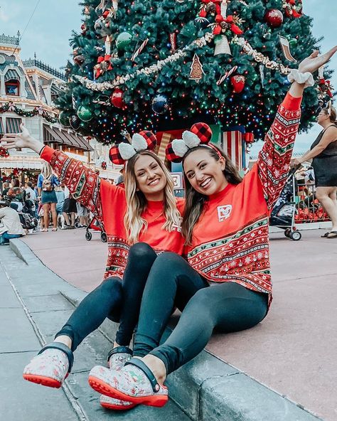 Disneyland Christmas Outfit, Disney Christmas Outfits, Disney Ootd, Disney Picture Ideas, Disney Gear, Disney Wear, Bff Pics, Disneyland Christmas, Disney World Christmas