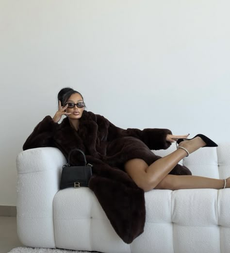 Lounge Photoshoot Ideas, That Woman Aesthetic, Lounge Photoshoot, Glam Shoot, Faux Fur Coats Outfit, Social Media Images Design, Glamour Photo Shoot, Rich Women Lifestyle, Fashion Shooting