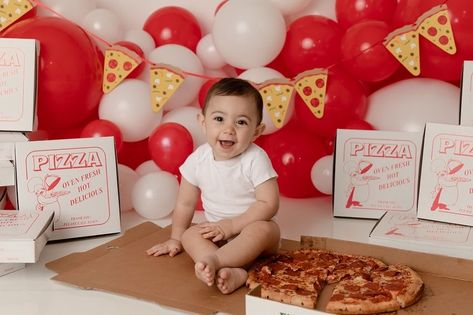 Pizza Birthday Photoshoot, Pizza Smash Photoshoot, Pizza One Year Old Photoshoot, Pizza Smash Cake Photoshoot, Pizza Smash Cake, Pizza Milestone Picture, Pizza Cake Smash, Pizza First Birthday Pictures, 1st Birthday Pizza Theme