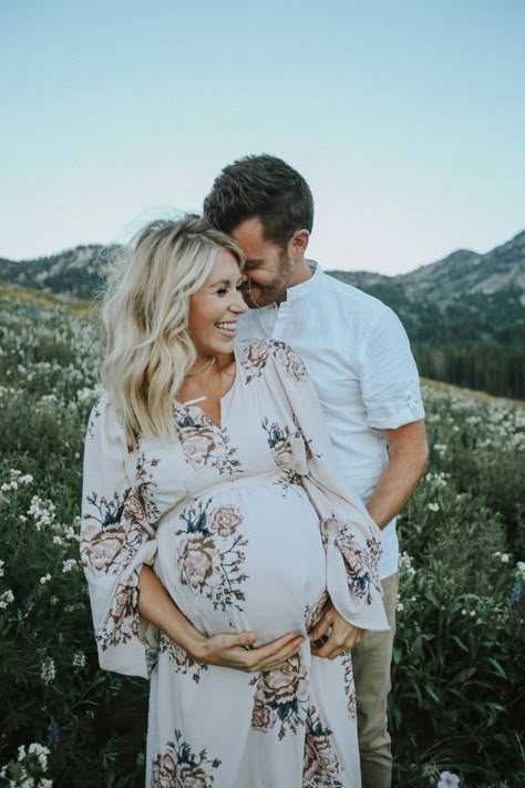 Pregnancy Photos Couples, Maternity Photography Outdoors, Maternity Picture Ideas, Maternity Photoshoot Poses, Maternity Picture, Maternity Shoot Ideas, Maternity Shoots, Pumping Moms, Maternity Ideas