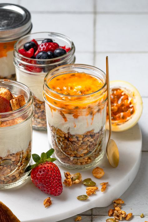 Layered Granola and Yoghurt Jars, gluten-free| Create Cook Share | Australia Overnight Granola In A Jar, Australia Breakfast, Gluten Free Granola, Fruit Toppings, Banana Blueberry, Meals In A Jar, Gluten Free Breakfasts, Meal Prep For The Week, Best Fruits