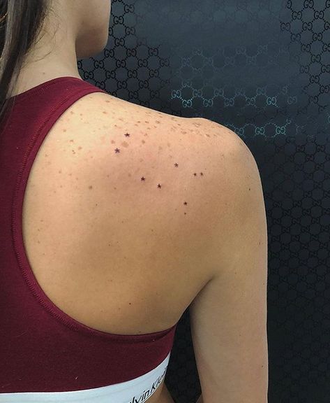 Gemini Constellation Tattoo, Star Tattoo On Shoulder, Star Constellation Tattoo, Tattooed Freckles, Leo Constellation Tattoo, Mujeres Tattoo, Blade Tattoo, Shoulder Blade Tattoo, Sagittarius Tattoo